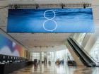 Apple用'8'标志横幅装饰WWDC场地