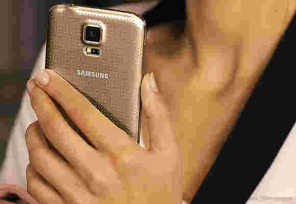 金色三星Galaxy S5击中所有主要的美国运营商