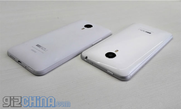 Meizu MX4与光泽的白色后盖显示出来