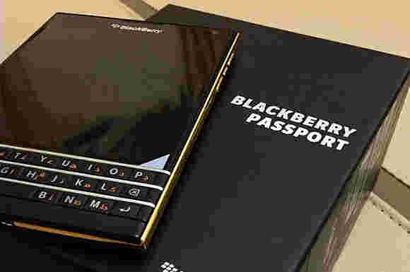 Gold Blackberry Passport出现在Live照片中