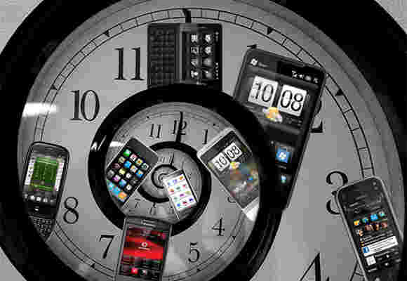 逆时针：Lumia 620，iPhone，Yotaphone，姜饼