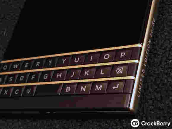 Black＆Gold BlackBerry Passport Live照片出现