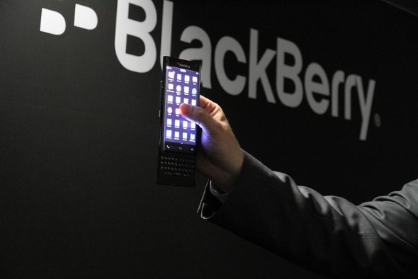 黑莓在2015年MWC挑选了一块弯曲的屏幕滑块