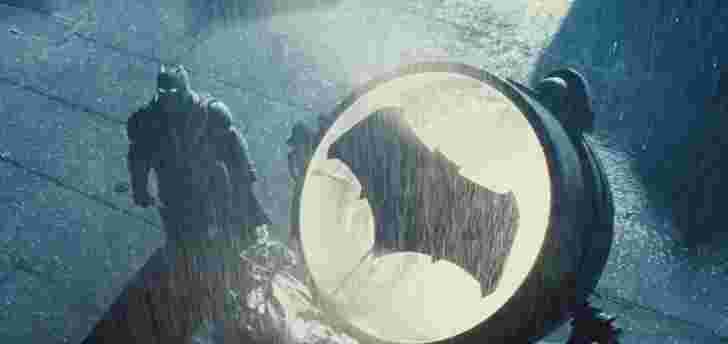 查看最新的蝙蝠侠V超人：从Comic-Con的司法拖车黎明