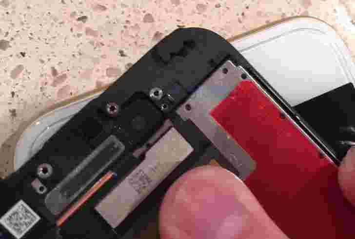 泄漏的iPhone 6S前面板显示槽，适用于较大的前置摄像头，Taptic发动机组件