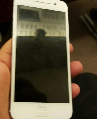泄漏的模糊照片显示了白色配色方案中的HTC一A9
