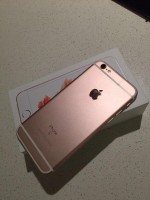 一只iPhone 6s早期交付，它像冠军那样基准