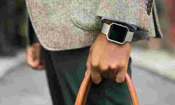 Fitbit Blaze是活跃民谣的矩形智能手表