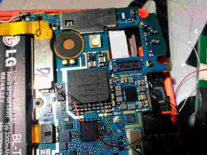 通过更换EMMC芯片，此调制器在他的Nexus 5上获得了64GB的内部存储器