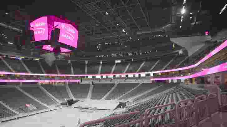 T-Mobile Arena在Vegas开放，这是第一个外观