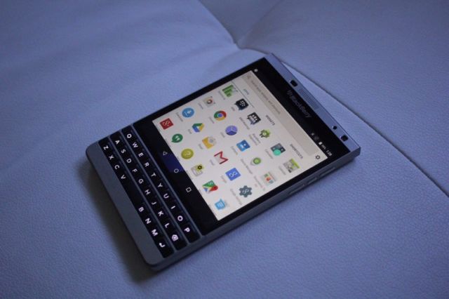 Android-Powered BlackBerry Passport Silver Edition单位用于抓斗