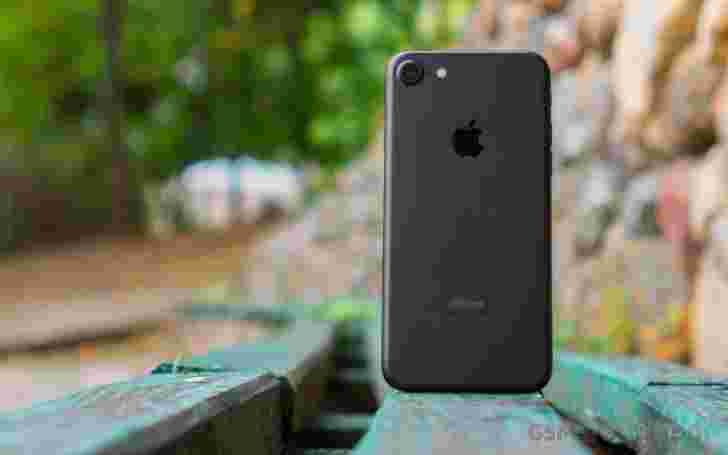 Apple iPhone销售继续放慢速度，假日季节可能会转过身来
