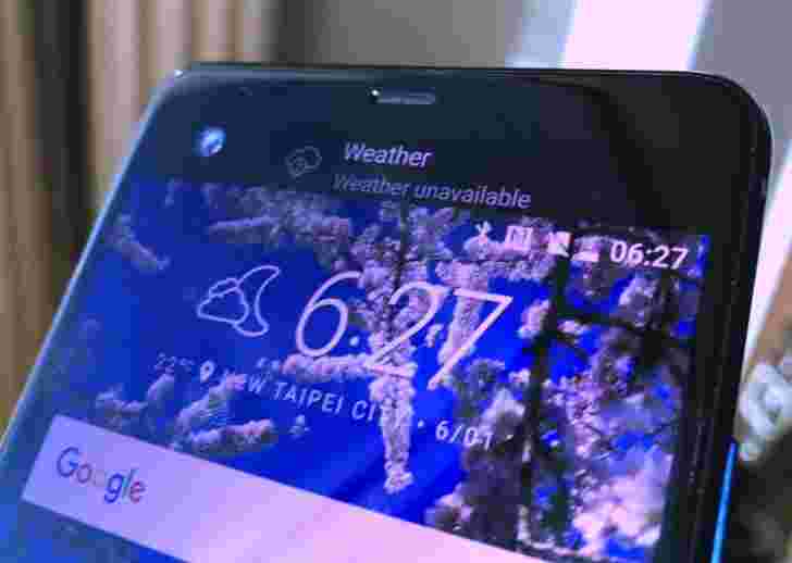 HTC U超星星在实时照片中，揭示了辅助显示器