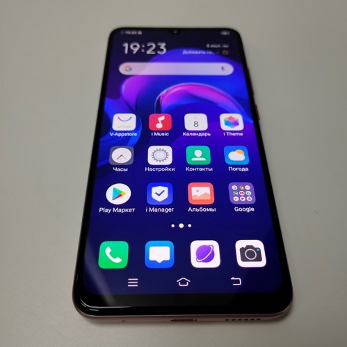 Vivo V17带有缺口显示器和四相机的相机姿势