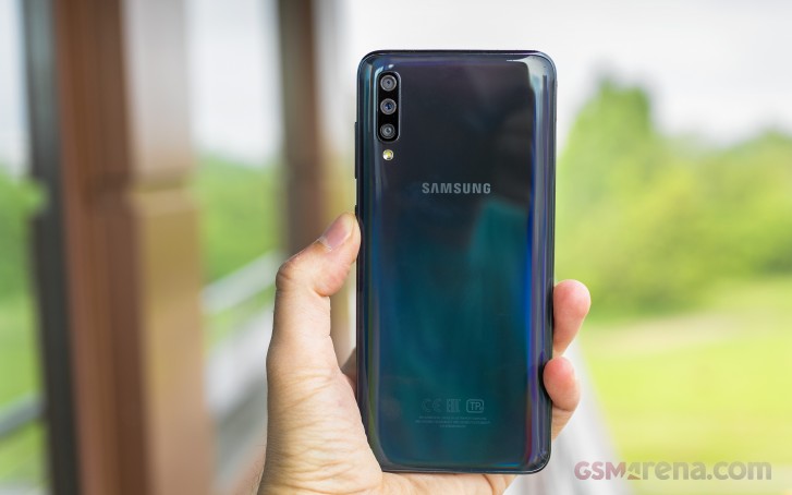 三星的便宜5G Galaxy A71智能手机在作品中