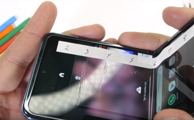 三星Galaxy Z翻转的耐用性测试，显示塑料划痕