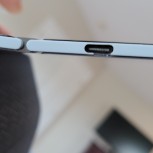 早期采用者在Microsoft Surface Duo的USB-C端口周围看到塑料裂缝