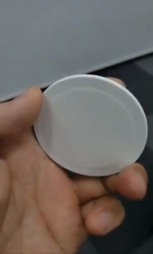 据称iPhone 12系列的无线充电器出现在视频上