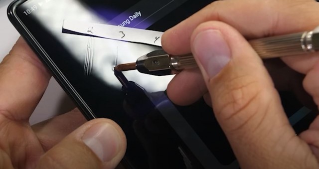 Galaxy Z折叠2经受耐用性测试，为ringey手表进行