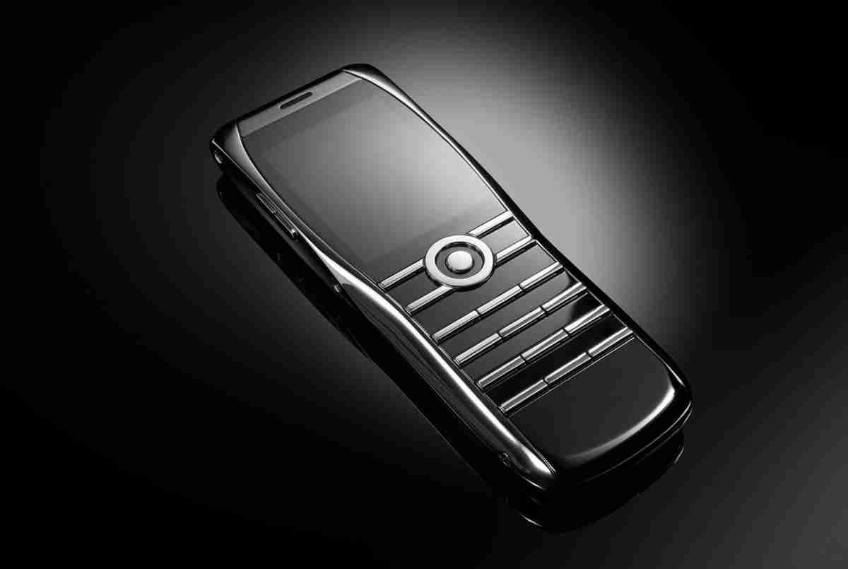 XOR是Vertu的精神继承者，在2021年推出了第一部手机
