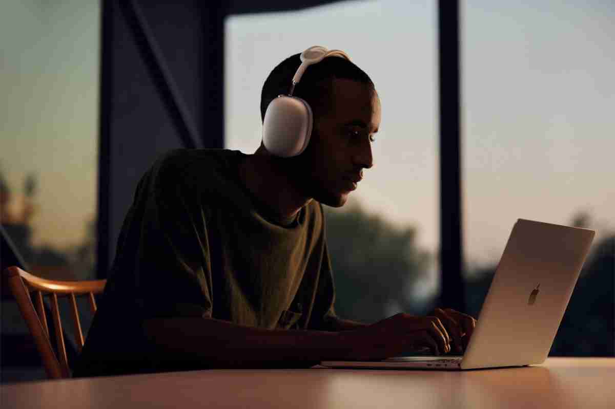 Apple推出了Airpods Max过耳耳机，具有积极的噪音消除